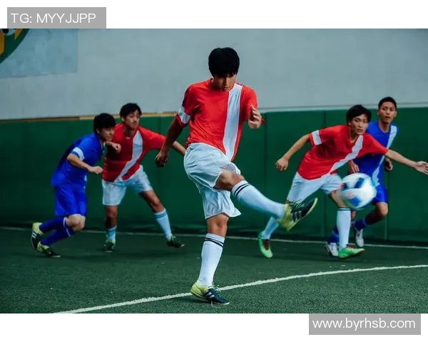 《足球巨星的日常生活与训练幕后揭秘 一天的奋斗与荣耀》 《足球巨星的日常生活与训练幕后揭秘 一天的奋斗与荣耀》